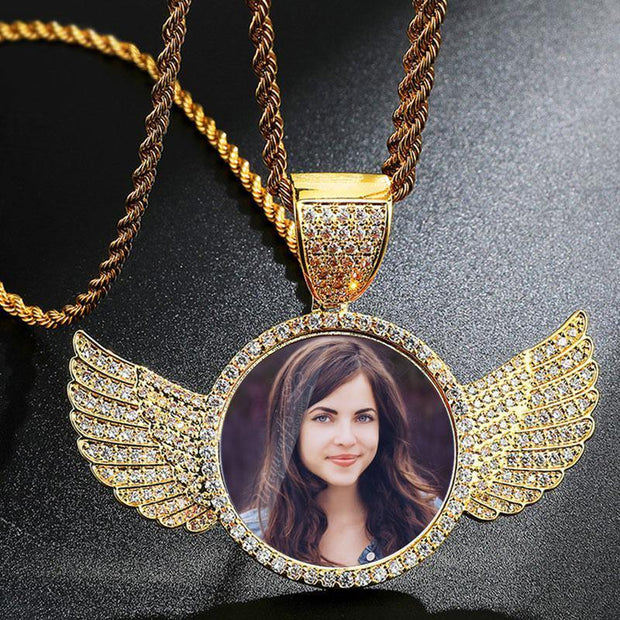 Picture pendant with wings